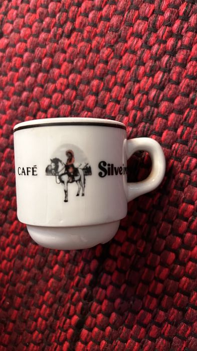 Chávenas de café e pires