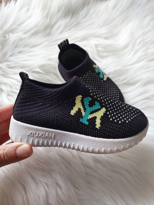 Кросівки, макасини дитячі чорного кольору 22р