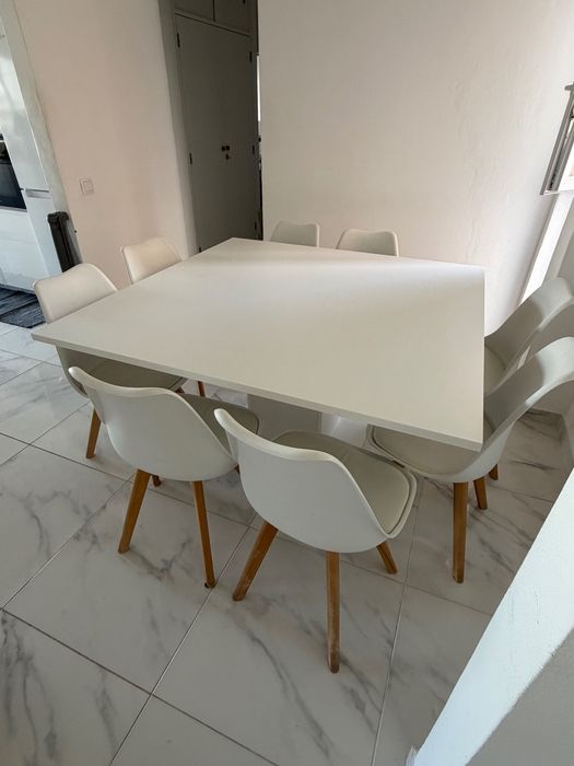 Mesa com 8 cadeiras