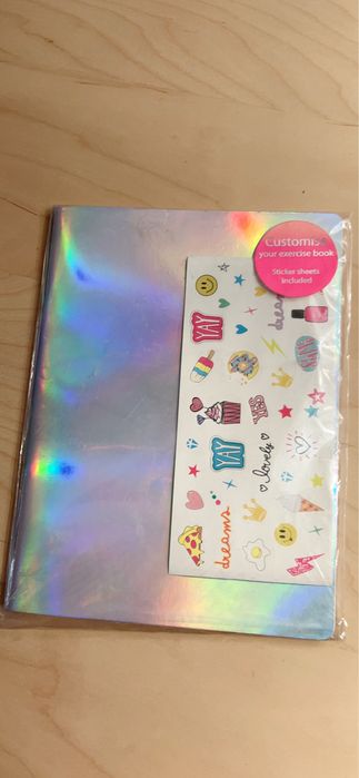 Três cadernos capa prateada com autocolantes