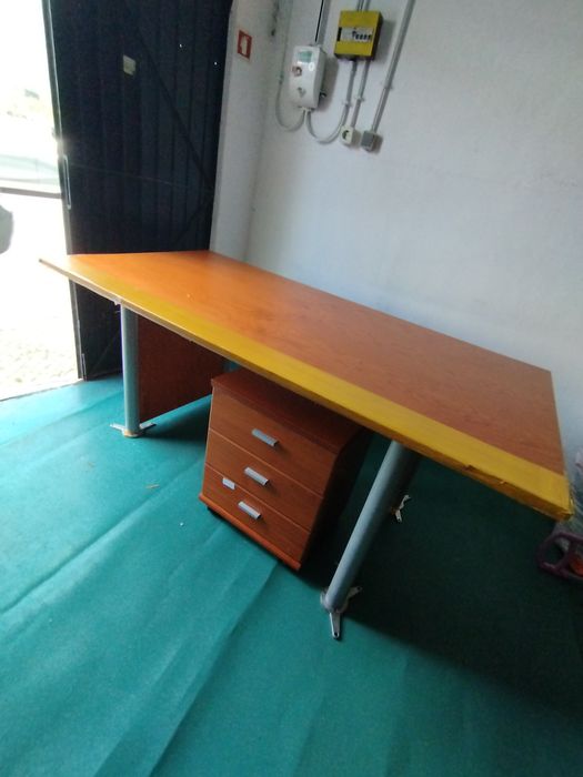 secretaria de escritório+ bloco de gavetas