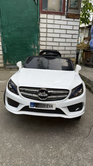 Дитячий елетромобіль