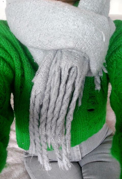 Szary szal z frędzlami