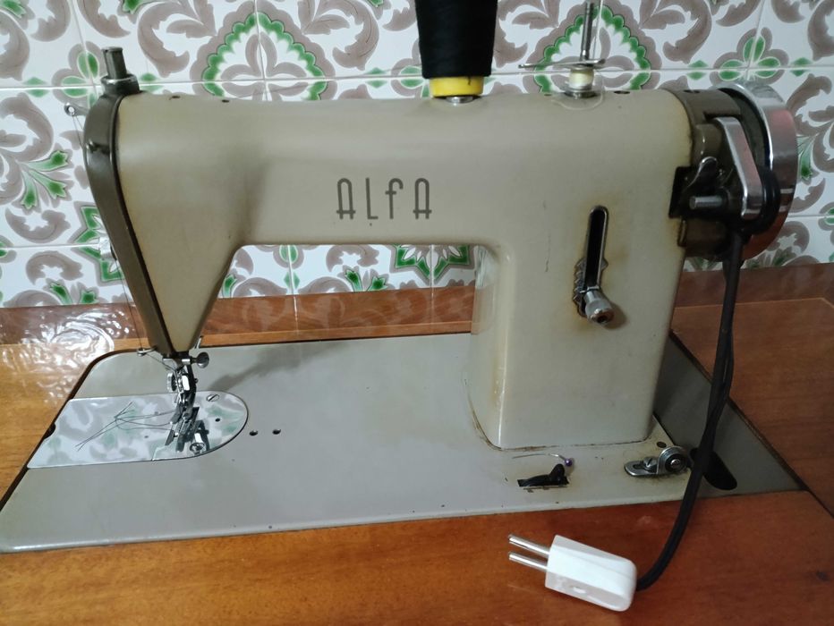 Máquina de costura Alfa anos 70 com móvel e pedal – a funcionar