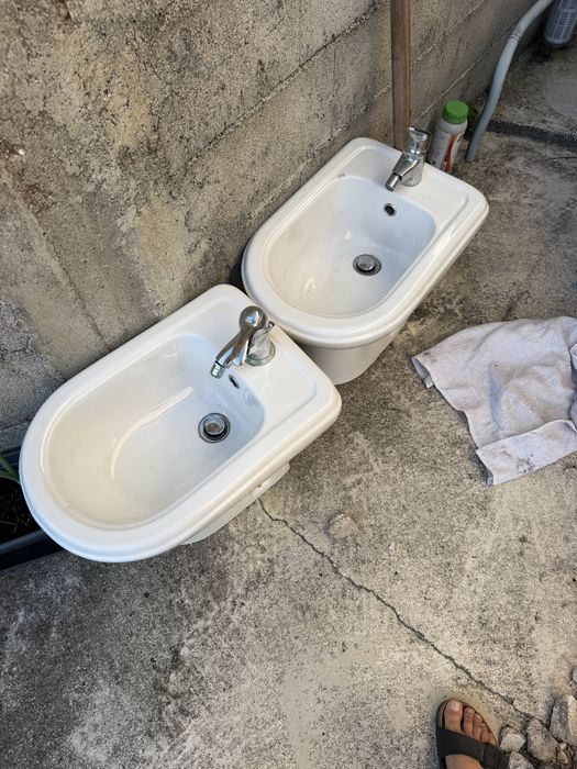 Bidets com torneira misturadora , a funcionar