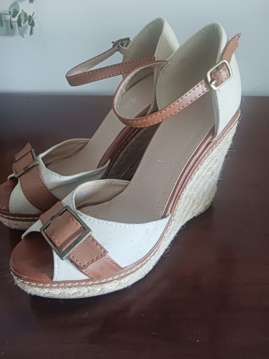 Sandalias de cunha, beges, tamanho 35