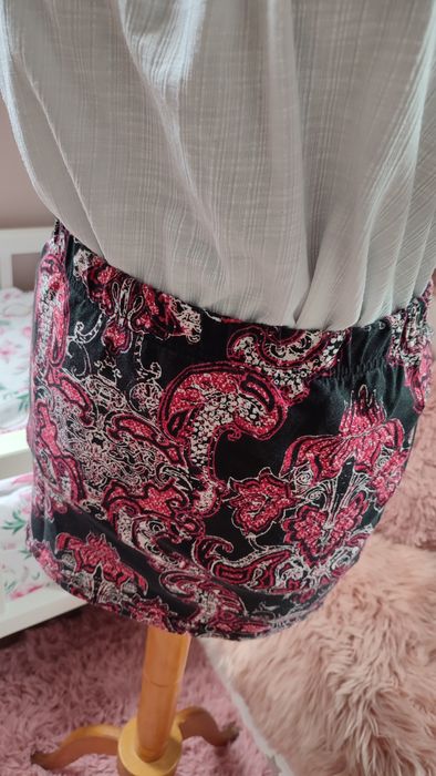 Spódnica mini dopasowana M