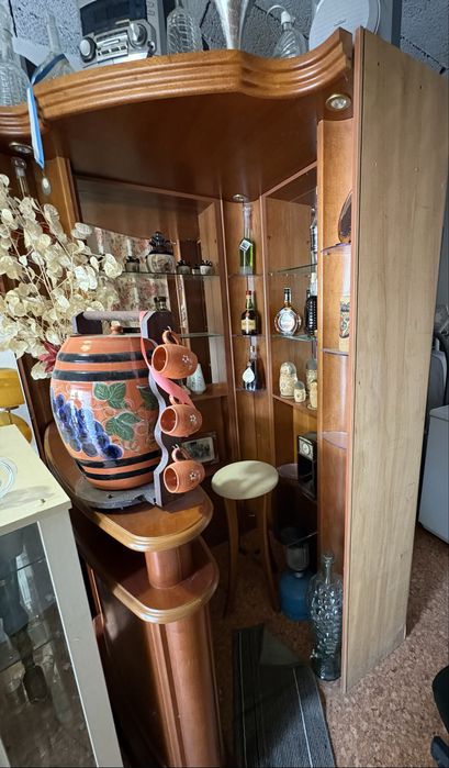 Bar de madeira com balcão