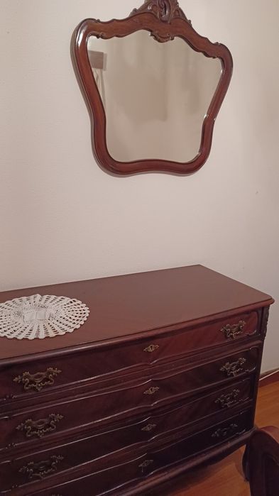 Mobilia estilo Queen Anne em bom estado