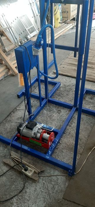 Малогаборітна бурова установка, для буріння свердловин на питну воду.