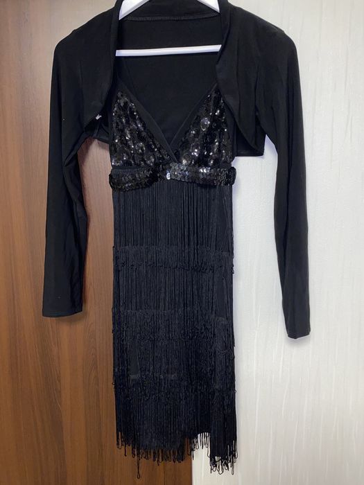 Вечірня сукня з паєтками та рюшами