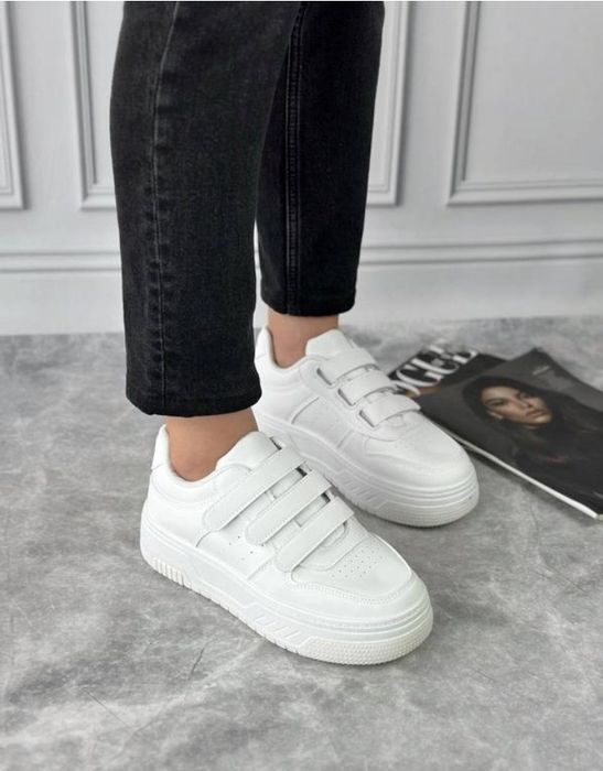 Білі жіночі кросівки на липучці