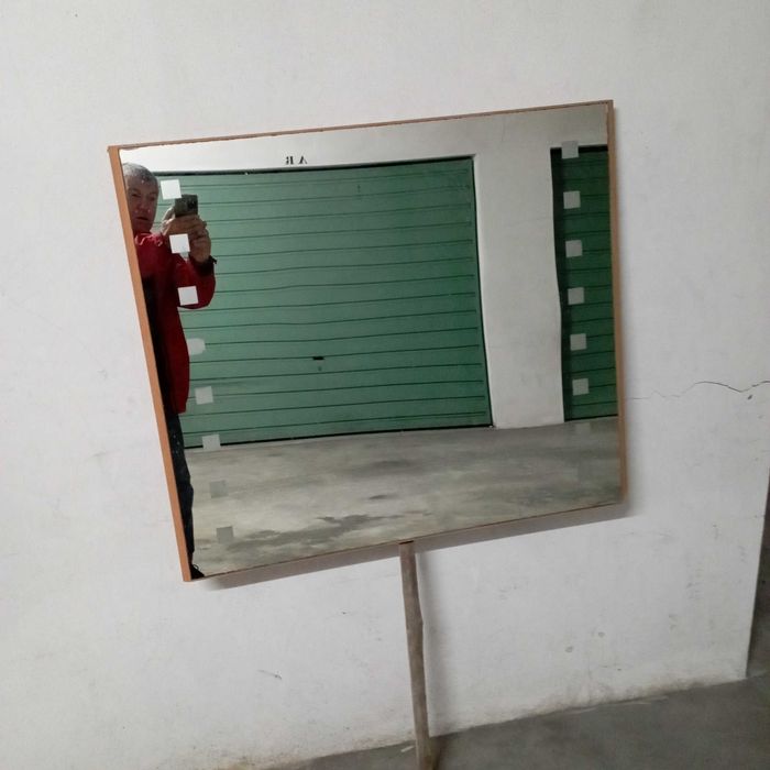 Cama de casal, plataforma, colchão e espelho