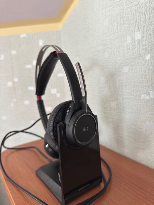 Plantronics Voyager Focus UC (B825) – słuchawki bezprzewodowe ze stacją dokującą, certyfikat MS Teams