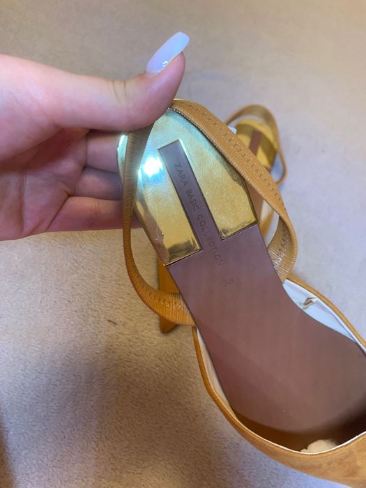 Босоніжки Zara 38 розмір ( мало мірять будуть на 37)