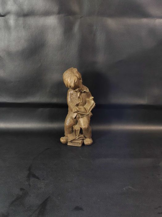 Figura Rzeźba Achatit "Lesender Junge"