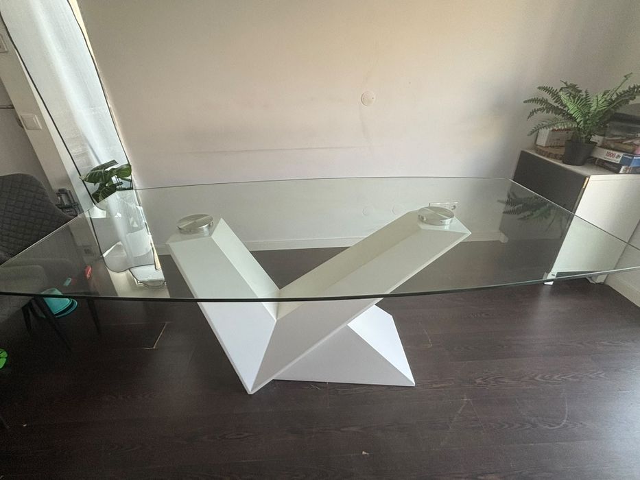 Mesa de vidro temperado com pé lacado branco.
