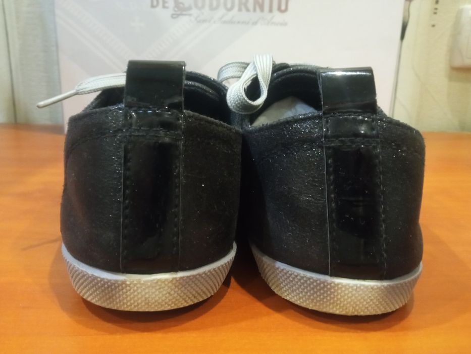 Продам женские кроссовки сникерсы Libang  в новом состоянии