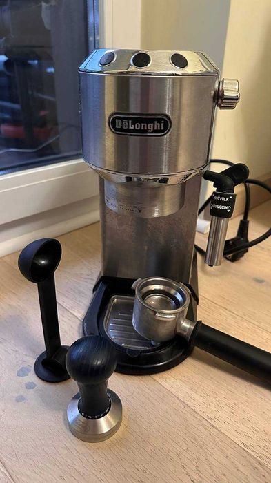Ekspres kolbowy DeLonghi Dedica Style