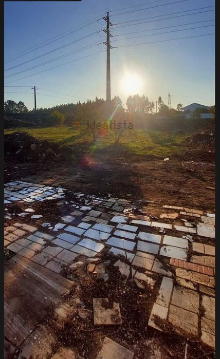 Terreno murado com Casa T1 e poço, a 30 min de Santarém