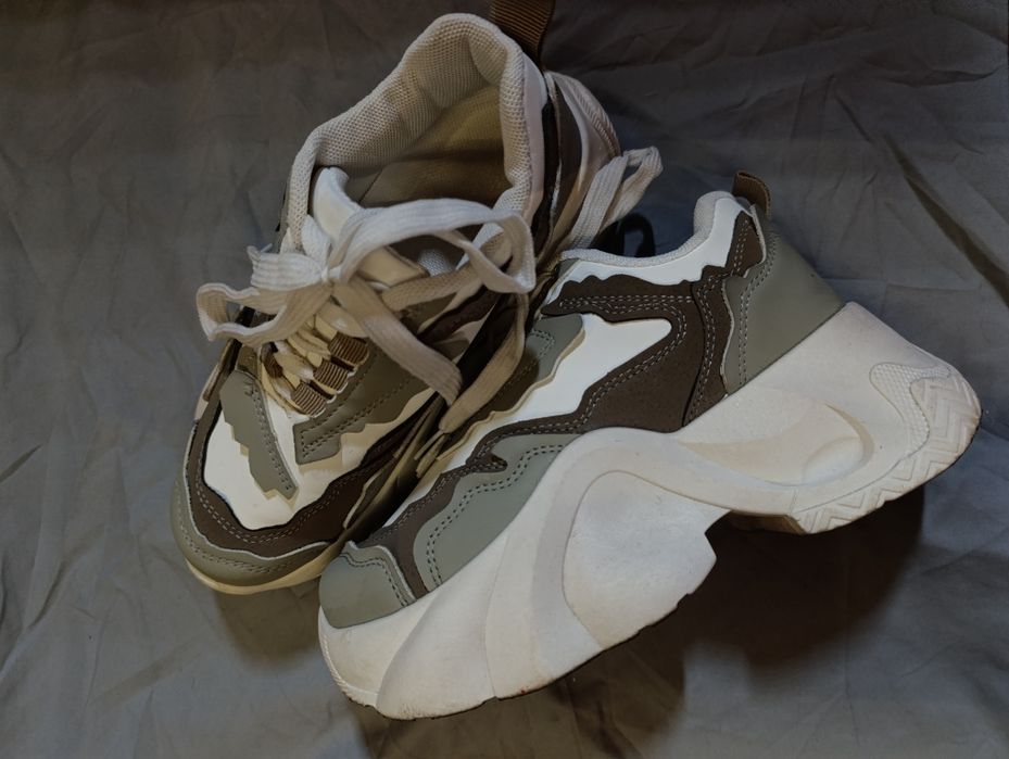 Продам майже нові кросівки