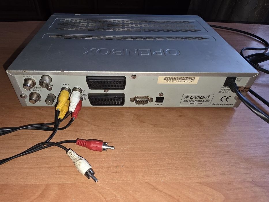 Супутниковий тюнер  onenbox F-300FTA в гарному стані.