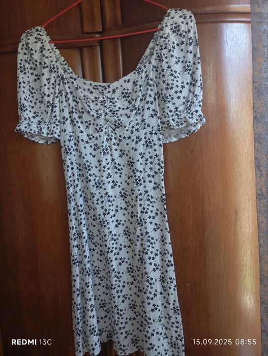 Продається сукня розмір S-M
Талія 35
Довжина 80 
Збоку є замочок