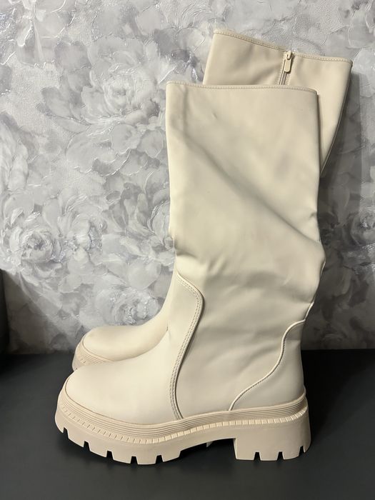 Бежеві чоботи труби