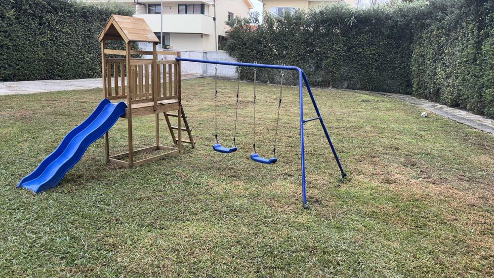 Baloiço e escorrega exterior em Madeira de Pinho Maciça