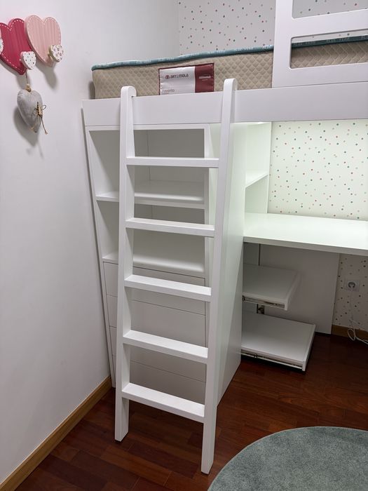 Vendo beliche infantil/juvenil, ideal para otimizar  o espaço do quarto. Estrutura moderna em branco, muito funcional e com bastante arrumação.