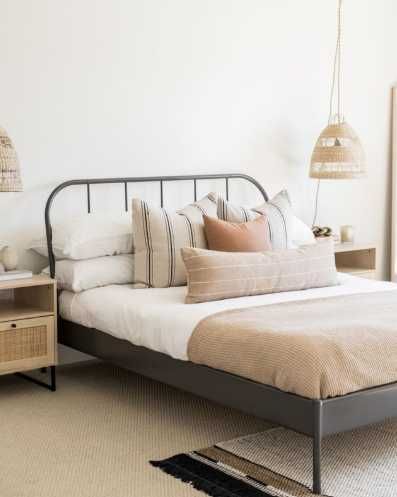 Cama de casal em ferro Ikea + estrado de ripas