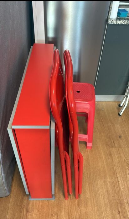 Mesa dobrável, cadeiras e bancos