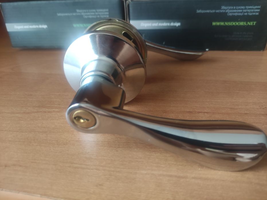 Дверная ручка с замком