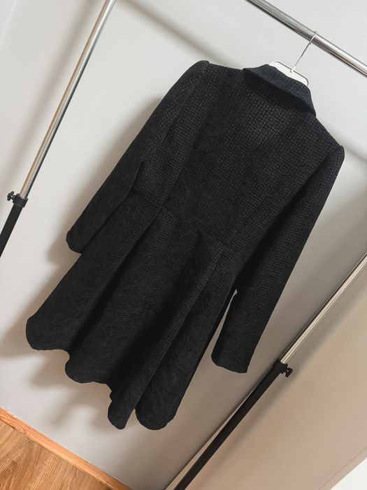 Rozkloszowany damski płaszczyk L