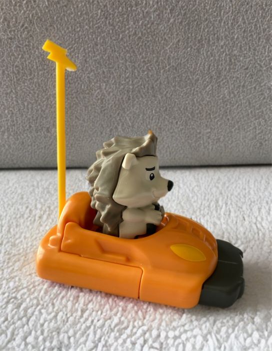 Figurka Kinder Max jeż w pojeździe