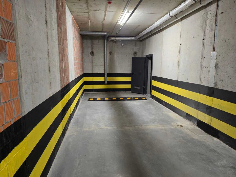 ТЕРМІНОВО!!Оренда паркомісця на 2 автомобіля(є розетка)вул.Пасічна,150