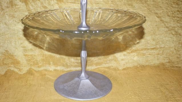 Piękna szklana patera na owoce z aluminiową podstawą