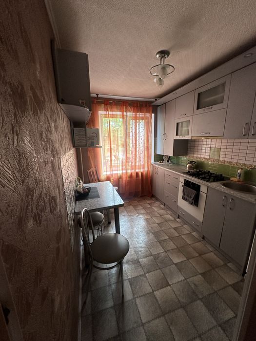 Велика 4 - кімнатна квартира -6 окремих місць