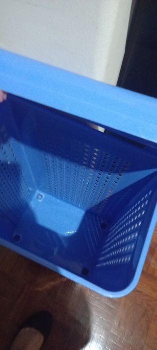 Cestos multiusos e outro para roupa suja