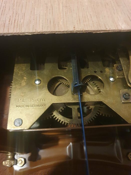 Zegar z mechanizmem niemieckim