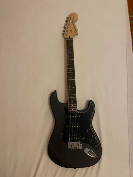 Conjunto de guitarra elétrica e extras necessários (como novos)