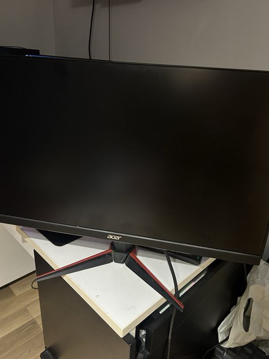 Gamingowy Komputer Stacjonarny i monitor