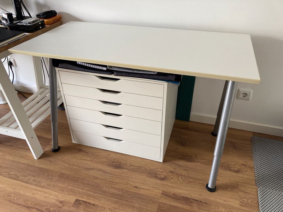 Secretaria IKEA com 120x60cm e pés ajustáveis em altura.