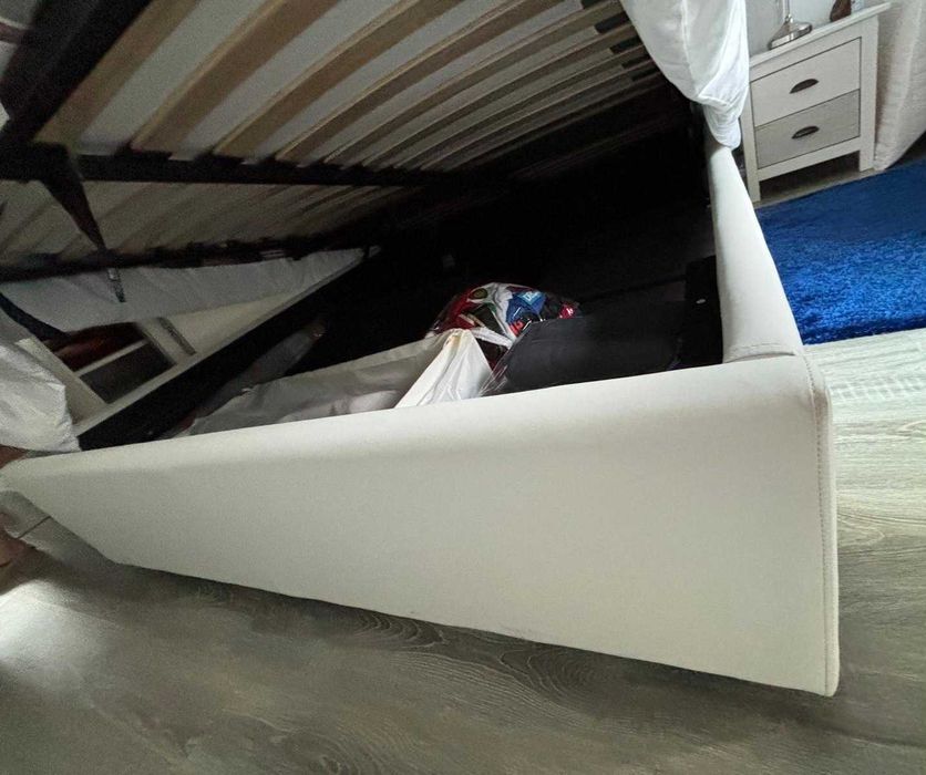 Cama de casal com sistema elevatório