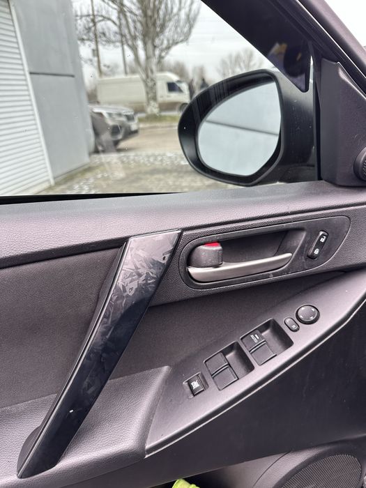 Продам свою автівку Мазда 3 Хетчбек 2012