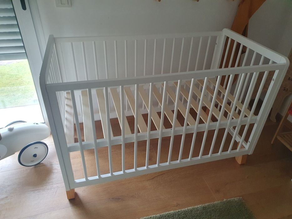 Cama bebe / berço 2 em 1 + colchão
Berço