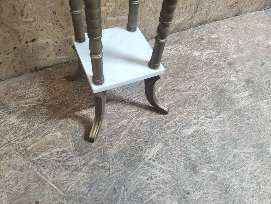 Stary kwietnik postument