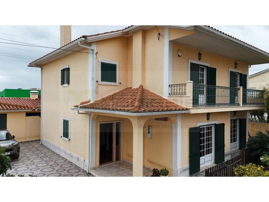 Moradia Isolada T5 com Garagem e Bom Espaço Exterior em Manique