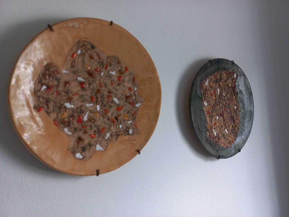 Pratos decorativos artesanais em cerâmica
