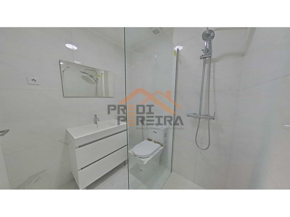 Apartamento T3 totalmente remodelado - Santo António dos Cavaleiros...